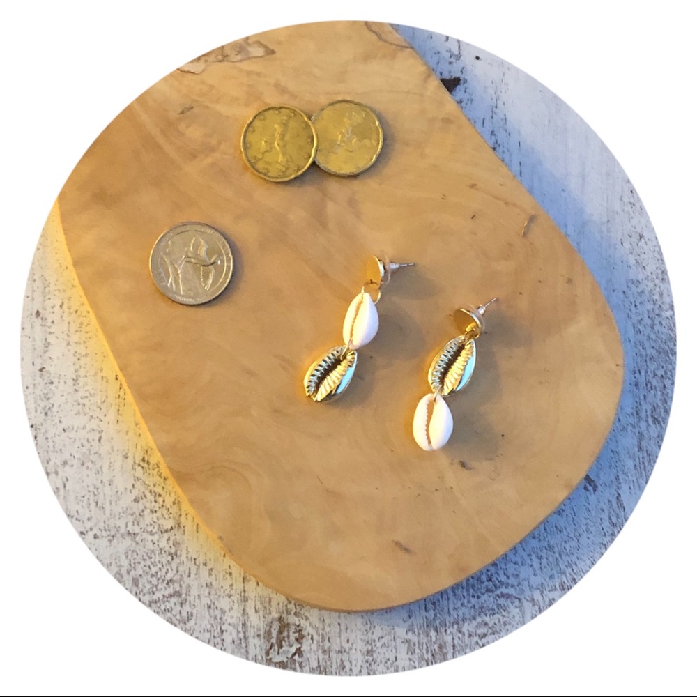 • NEW! • Ariel Drop Shell Earrings • - Picture 3 of 3